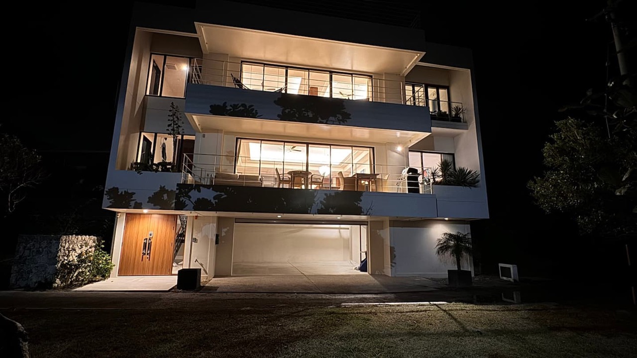 夜の建物外観
