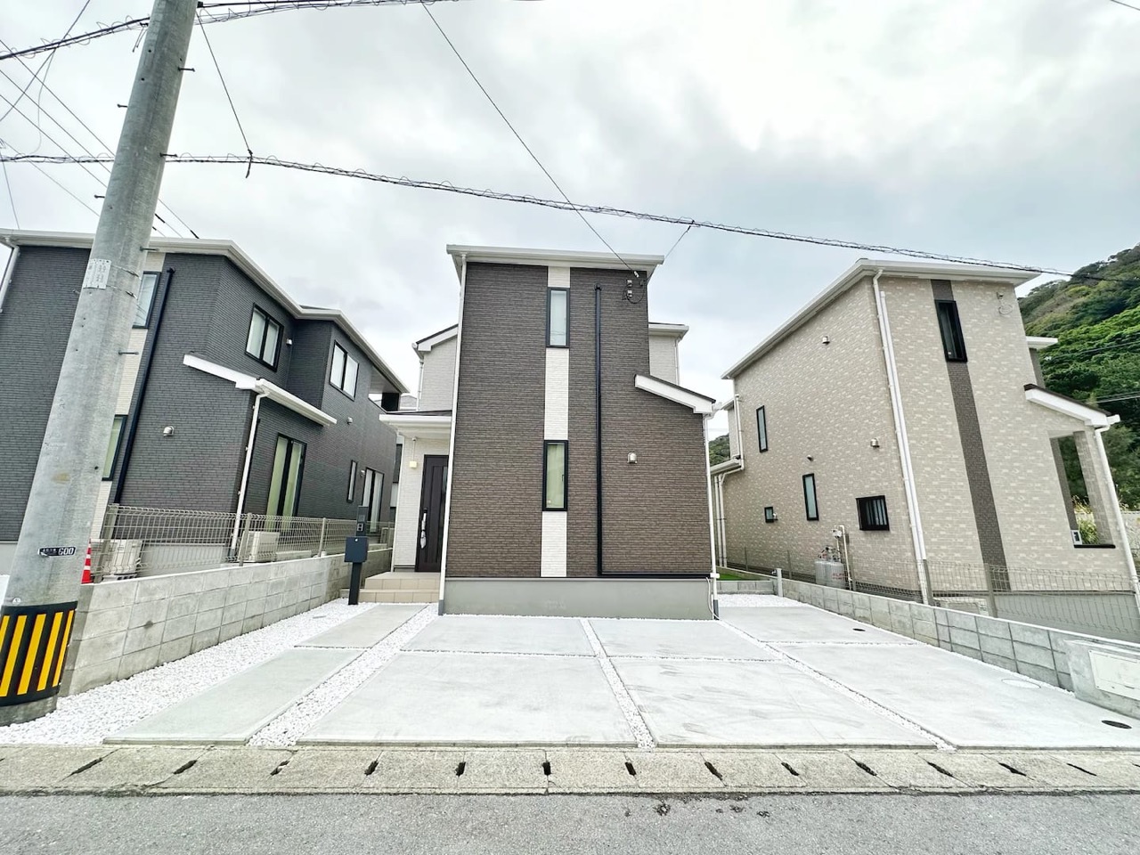 建物と駐車スペース