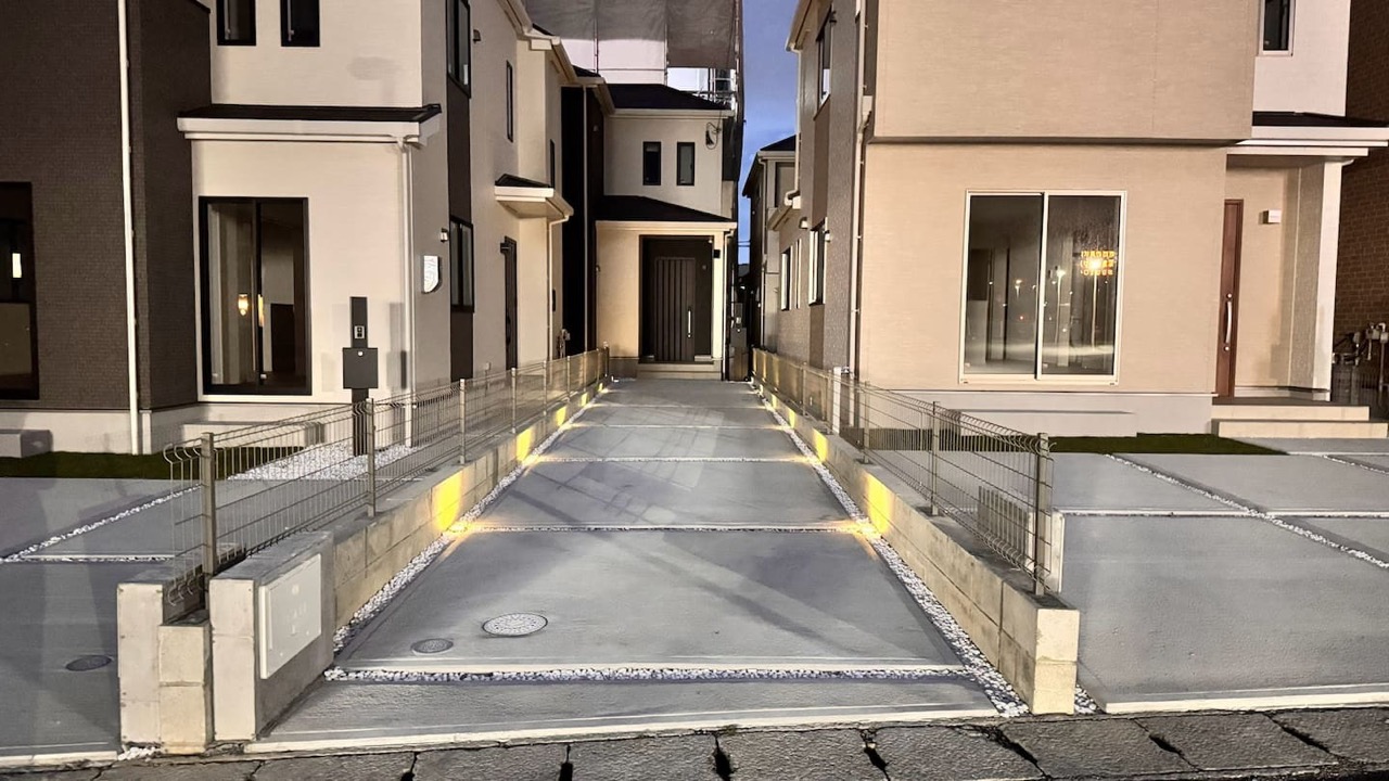 建物と駐車スペース