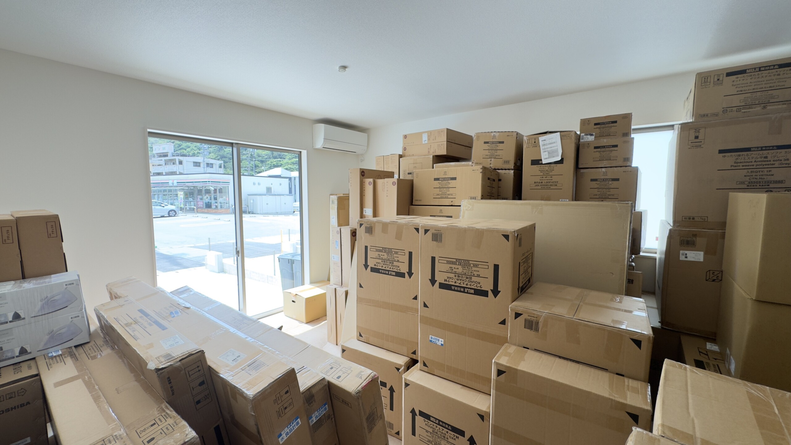 家具・備品の搬入中